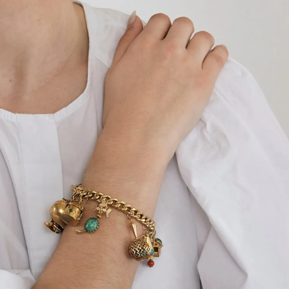 Important Curb bracelet and tassels yellow verguld