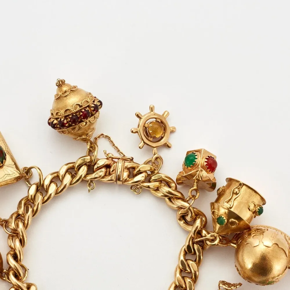 Important Curb bracelet and tassels yellow verguld