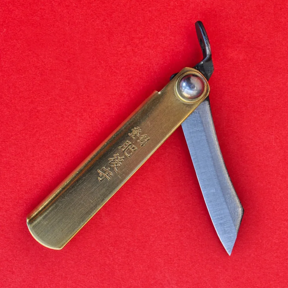 NAGAO HIGONOKAMI knife bluesteel geel koper 54mm