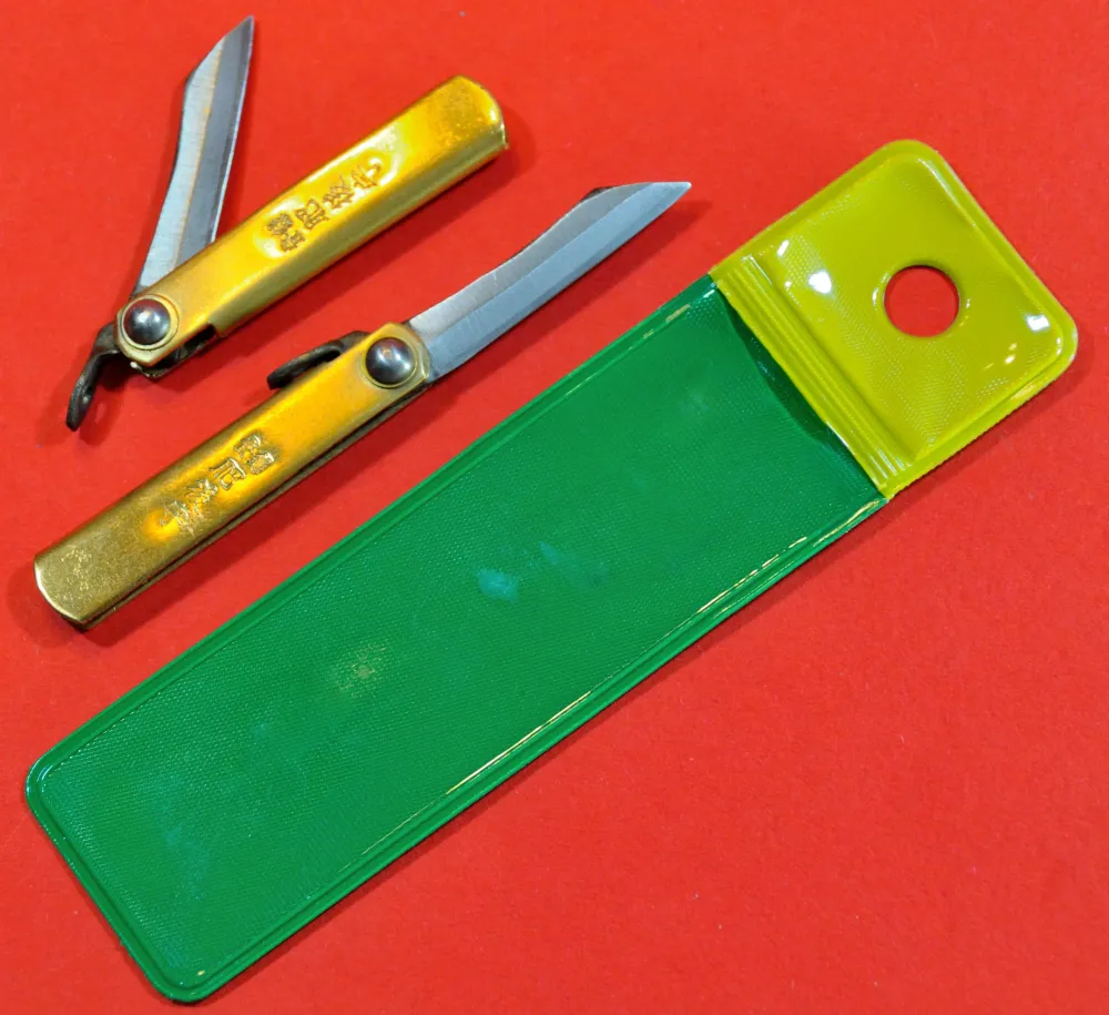 NAGAO HIGONOKAMI knife bluesteel geel koper 54mm