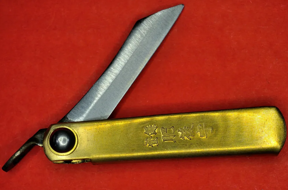 NAGAO HIGONOKAMI knife bluesteel geel koper 54mm