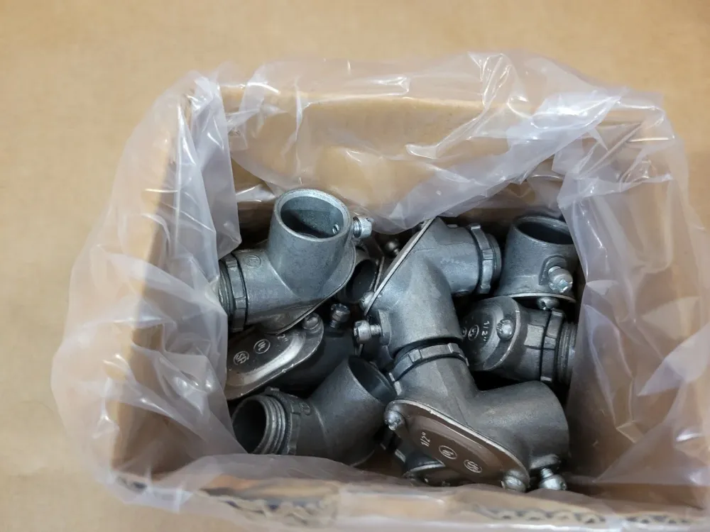 1/2", 90 Deg. Pull Elbow CI5204 (Box 10)