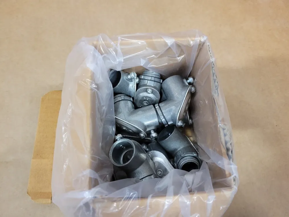 1/2", 90 Deg. Pull Elbow CI5204 (Box 10)
