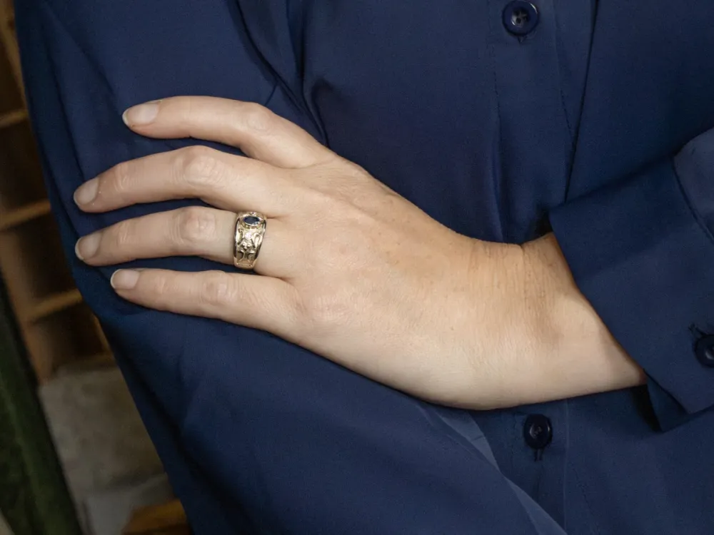 Bezel-Set Sapphire and Diamond Wijd Gold Ring
