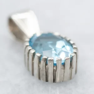 Simple Prong Set Zeeblauw Topaz Solitaire Pendant