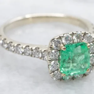 Asscher Cut Emerald and Diamond Halo Ring met CE-Keurmerk