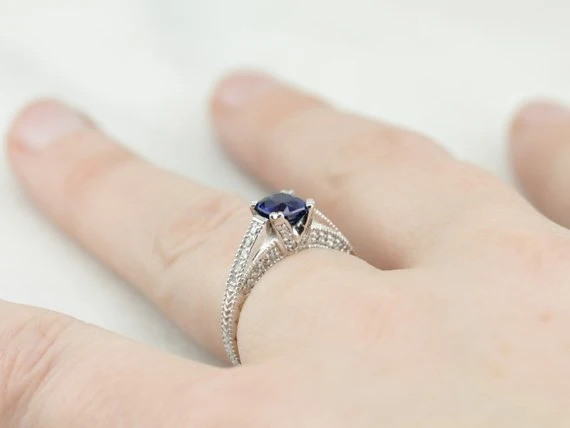 Brilliant Blauw Sapphire and Diamond Engagement Ring