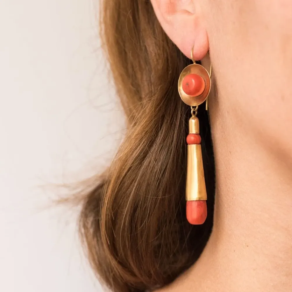 Coral and goud dangling earrings