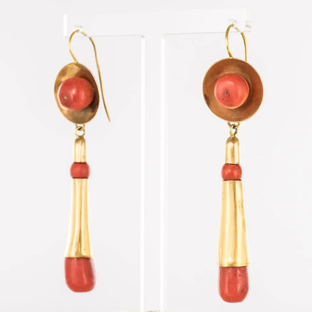 Coral and goud dangling earrings