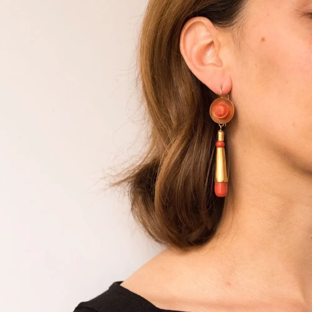 Coral and goud dangling earrings
