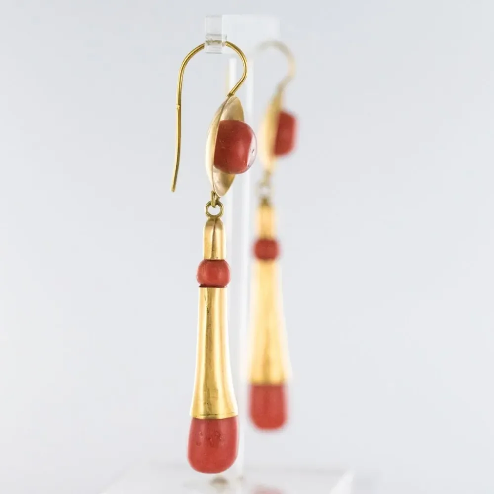 Coral and goud dangling earrings