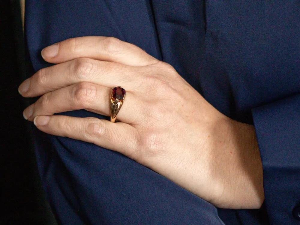 Gegalvaniseerd Antique East to West Cushion Cut Rhodolite Garnet Ring