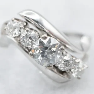 Gegalvaniseerd Scrolling Diamond Bypass-Style Engagement Ring