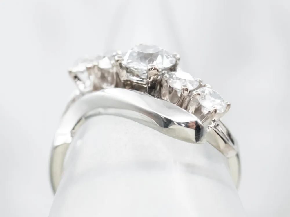 Gegalvaniseerd Scrolling Diamond Bypass-Style Engagement Ring