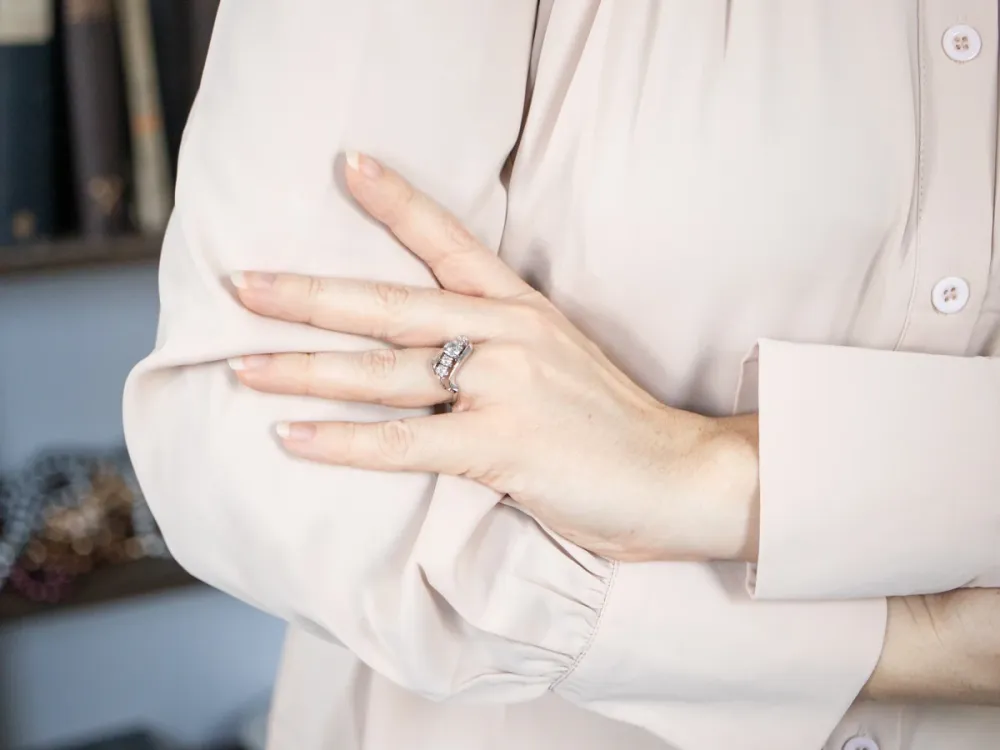 Gegalvaniseerd Scrolling Diamond Bypass-Style Engagement Ring