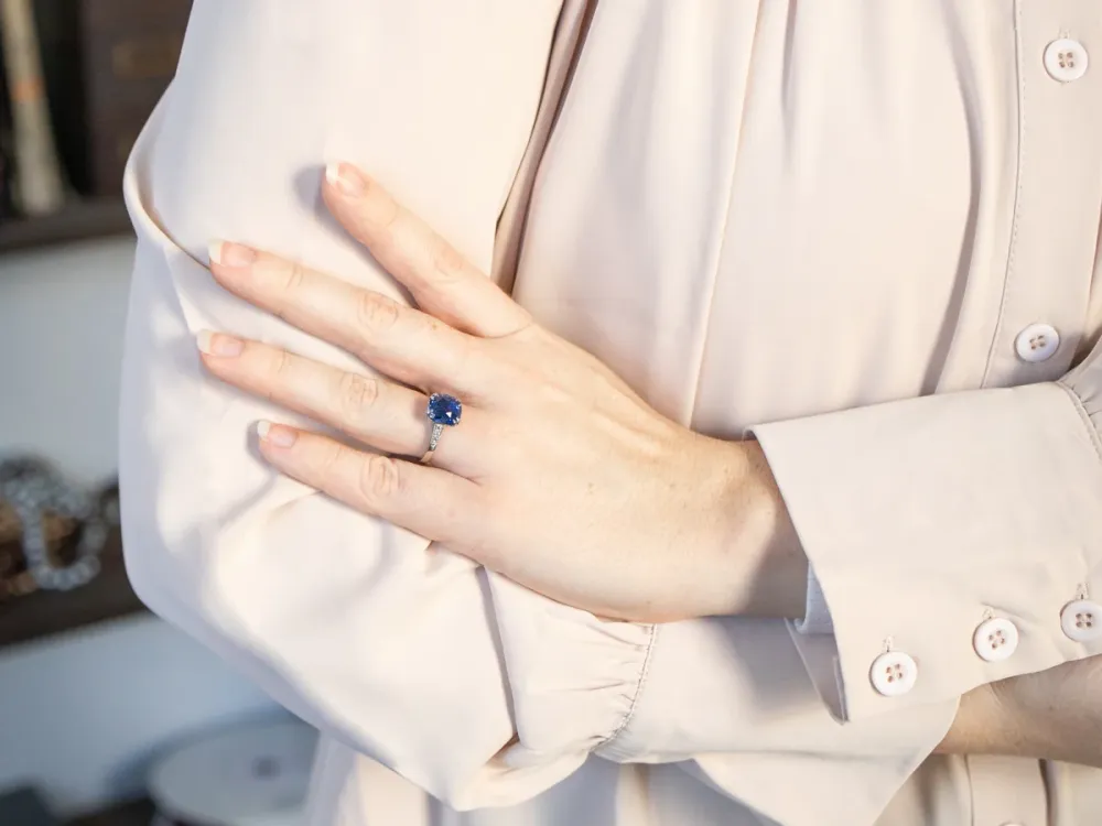 Gorgeous Vintage Era Sapphire and Diamond Engagement Ring met CE-Keurmerk