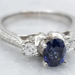 High Profile Sapphire and Diamond Engagement Ring met CE-Keurmerk