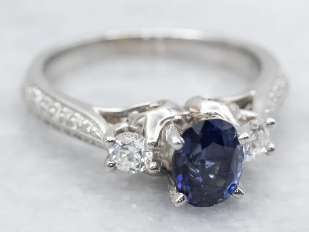 High Profile Sapphire and Diamond Engagement Ring met CE-Keurmerk