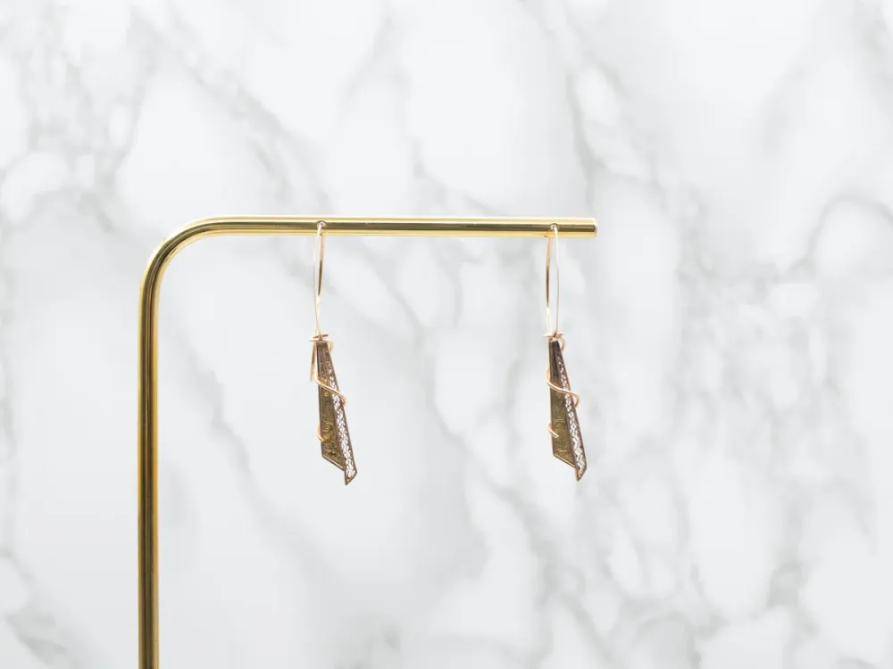 Industrieel Zwaar Belast Mixed Era Etched Scrolling Goud Drop Earrings