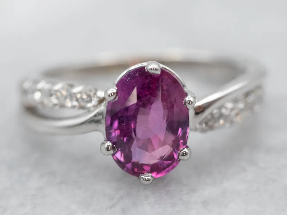 Industrieel Zwaar Belast Pretty Framboos Sapphire and Diamond Engagement Ring