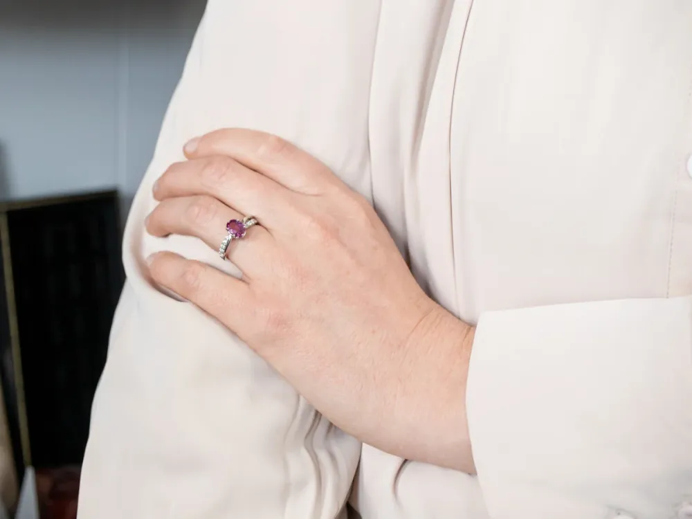 Industrieel Zwaar Belast Pretty Framboos Sapphire and Diamond Engagement Ring