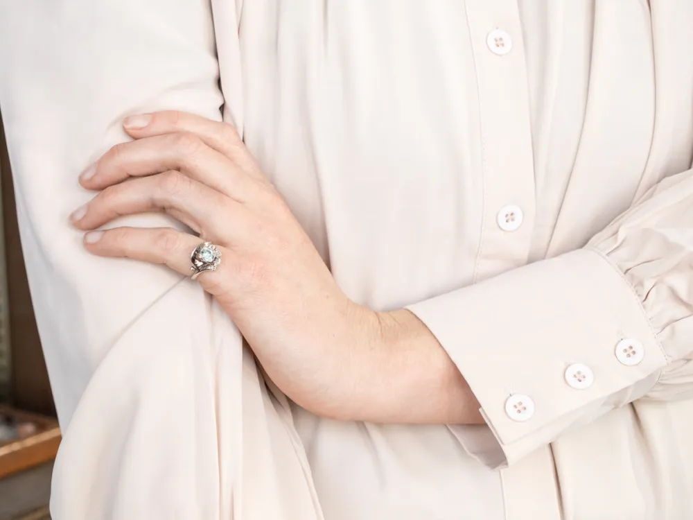 Industrieel Zwaar Belast Retro Era Zeeblauw Zircon and Diamond Bypass Ring