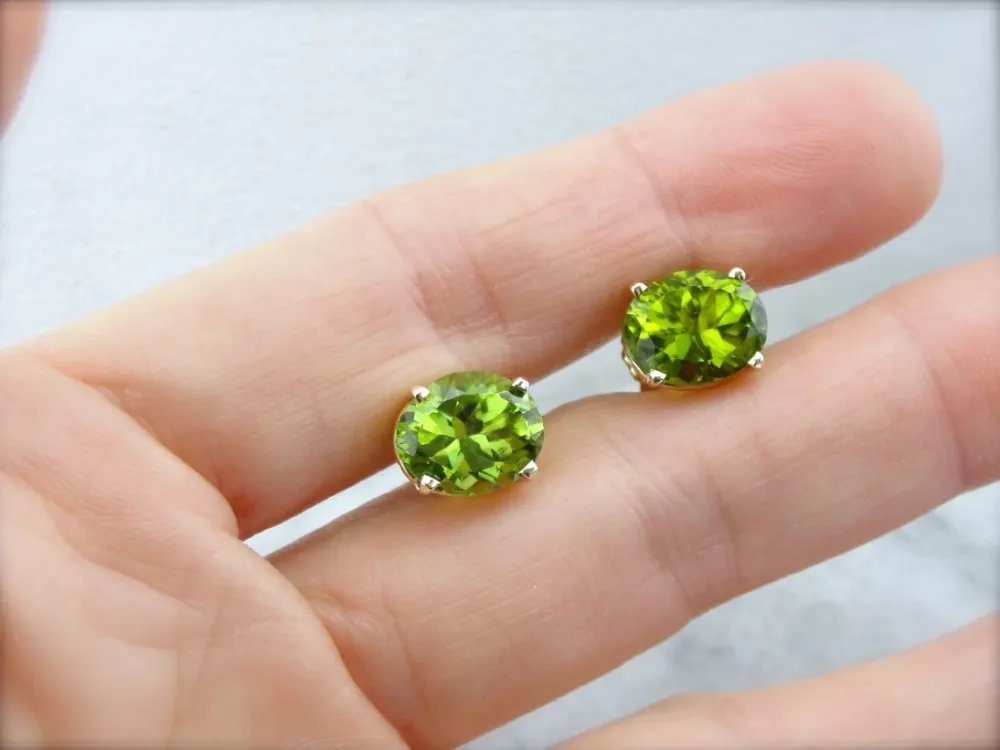Large Oval Peridot Stud Earrings Yellow Verguld - DIN Norm