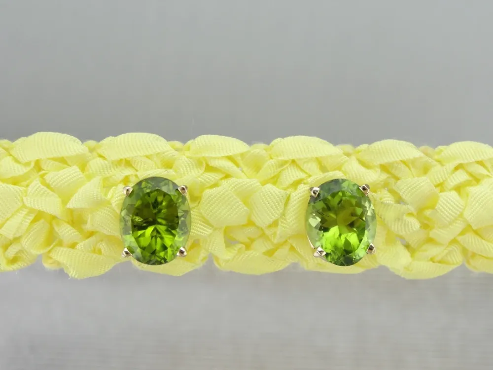 Large Oval Peridot Stud Earrings Yellow Verguld - DIN Norm