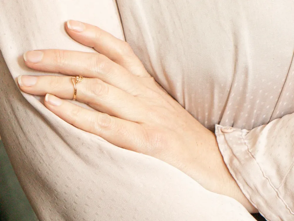 Looping Goud Dainty Diamond Bypass Ring