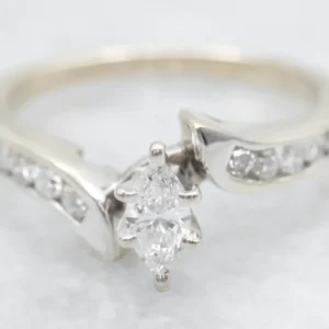 Marquise Cut Eigentijds Diamond Bypass Engagement Ring