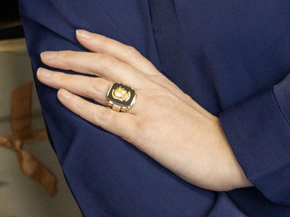 Men's Mid-Century Onyx Roman Solider Gouden Cameo Ring
