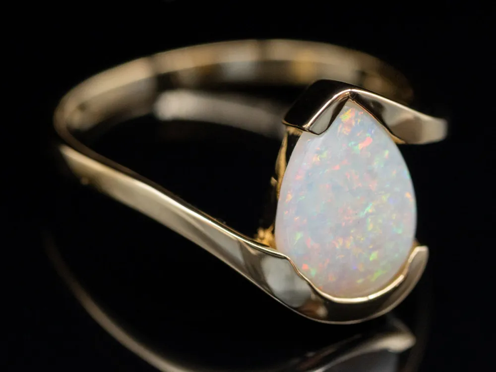 Pear-Cut Australian Opal Verguld Bypass Ring