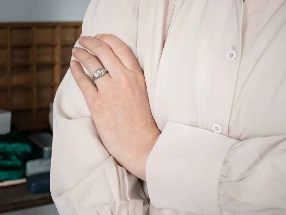 Pretty Old Mine Cut Diamond Engagement Ring met CE-Keurmerk