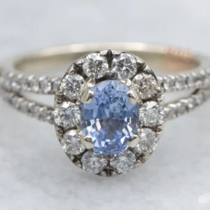 Pretty Sapphire and Diamond Halo Engagement Ring met CE-Keurmerk