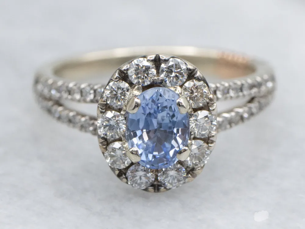 Pretty Sapphire and Diamond Halo Engagement Ring met CE-Keurmerk