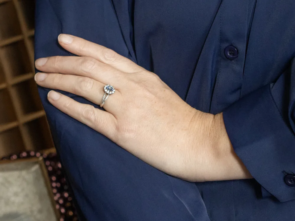 Pretty Sapphire and Diamond Halo Engagement Ring met CE-Keurmerk