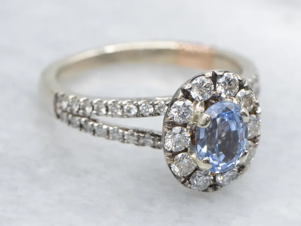 Pretty Sapphire and Diamond Halo Engagement Ring met CE-Keurmerk