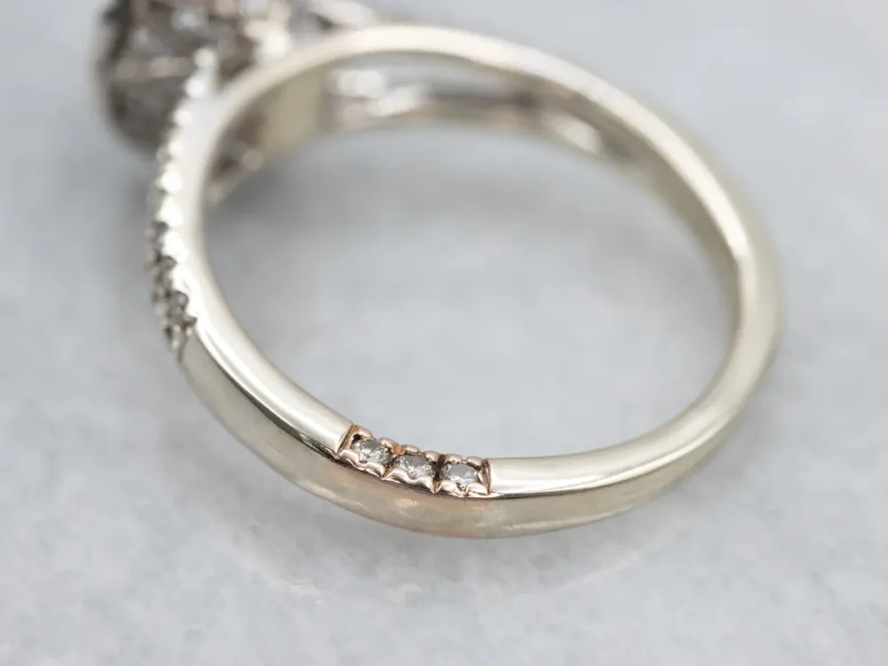 Pretty Sapphire and Diamond Halo Engagement Ring met CE-Keurmerk