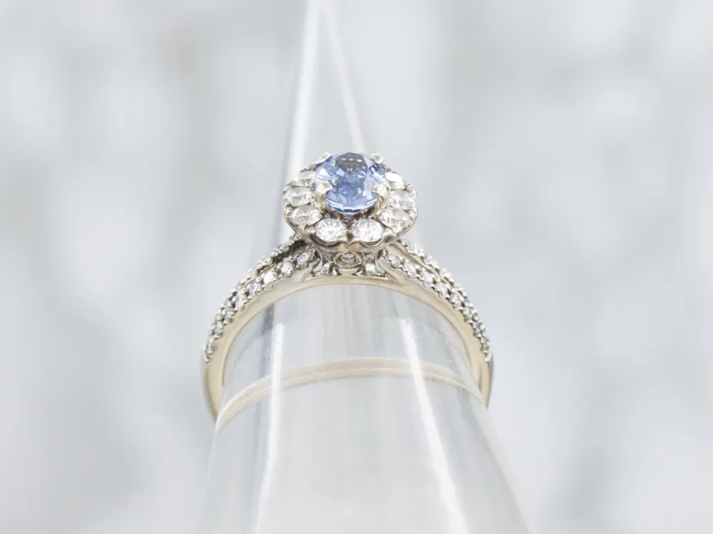 Pretty Sapphire and Diamond Halo Engagement Ring met CE-Keurmerk
