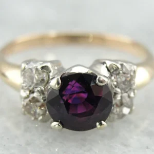 Rare Paars and Red Tone Sapphire Ring