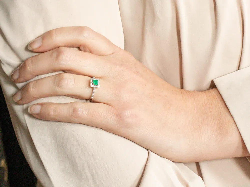 Roestvrij Staal Actueel Square Emerald and Diamond Halo Engagement Ring