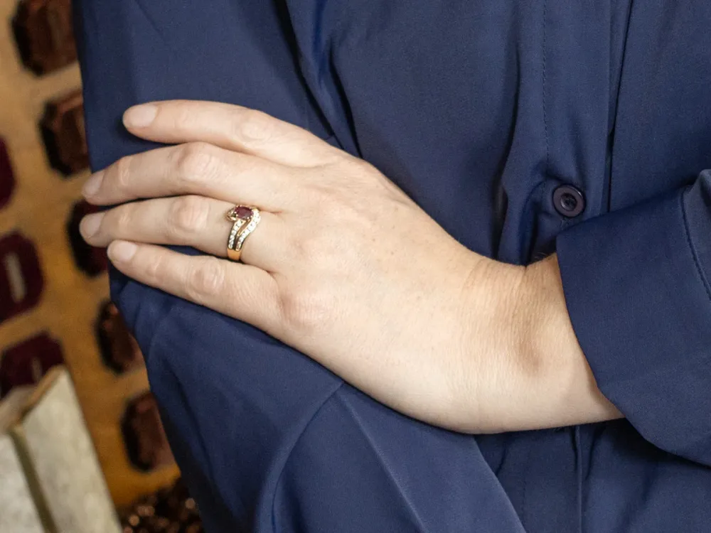 Ruby and Diamond Encrusted Bypass Ring met CE-Keurmerk