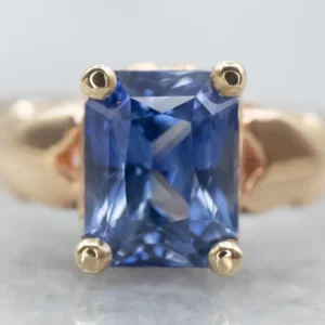 Sophisticated Yellow Gold and Blauw Sapphire Solitaire Engagement Ring
