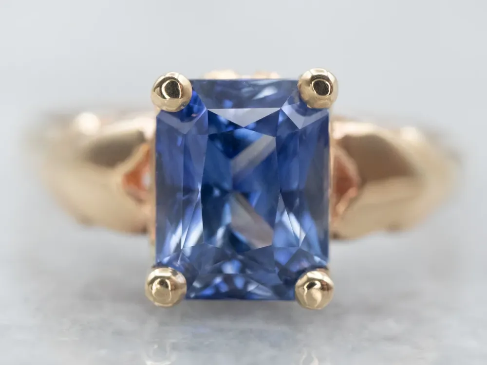 Sophisticated Yellow Gold and Blauw Sapphire Solitaire Engagement Ring