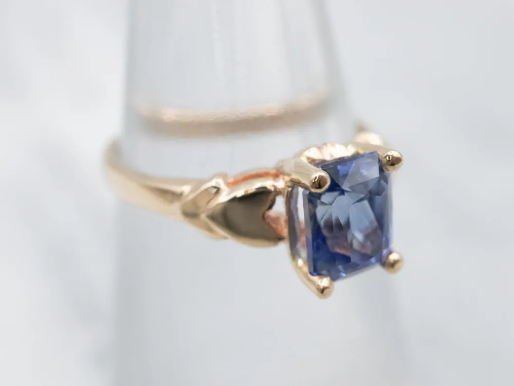 Sophisticated Yellow Gold and Blauw Sapphire Solitaire Engagement Ring