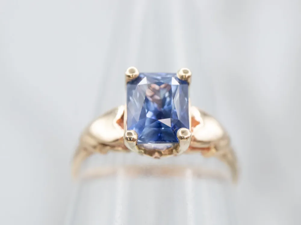 Sophisticated Yellow Gold and Blauw Sapphire Solitaire Engagement Ring