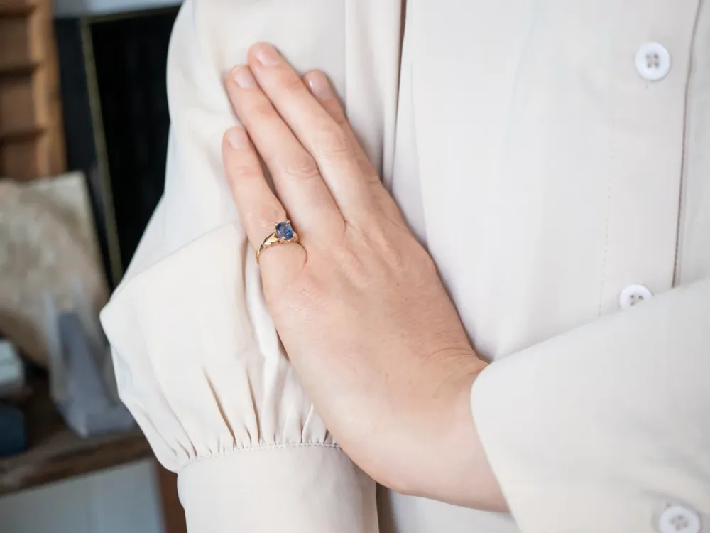 Sophisticated Yellow Gold and Blauw Sapphire Solitaire Engagement Ring