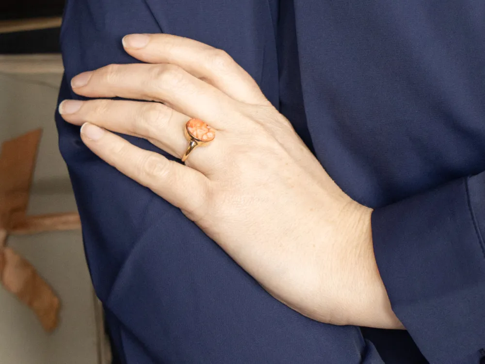 Stunning Van vroeger Carved Coral Cameo Ring