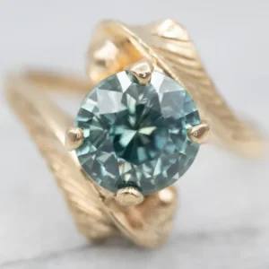Stylish Gouden Blue Zircon Solitaire Bypass Ring