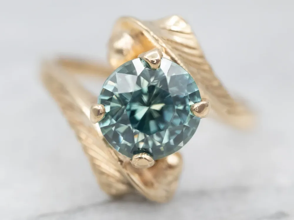 Stylish Gouden Blue Zircon Solitaire Bypass Ring